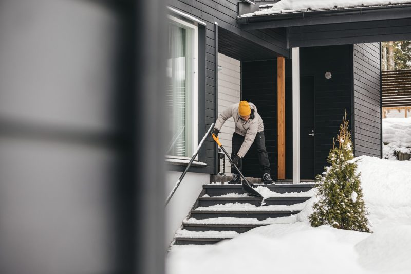 Fiskars Solid Snow Showel - Image 2